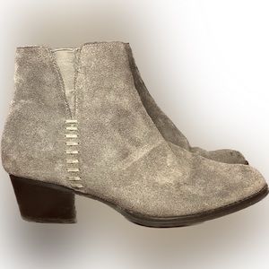 Vaneli womens 9 gray suede ankle boots